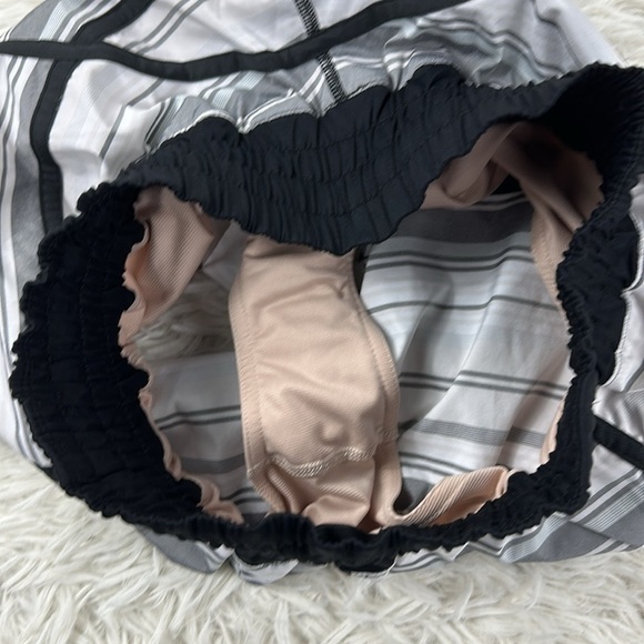 Lululemon Tracker Short Mini Groovy Stripe Dune Horizontal / Black - Picture 3 of 5
